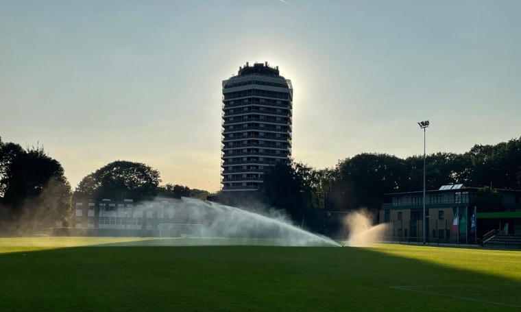Blick auf den Turm der Sportschule Wedau.